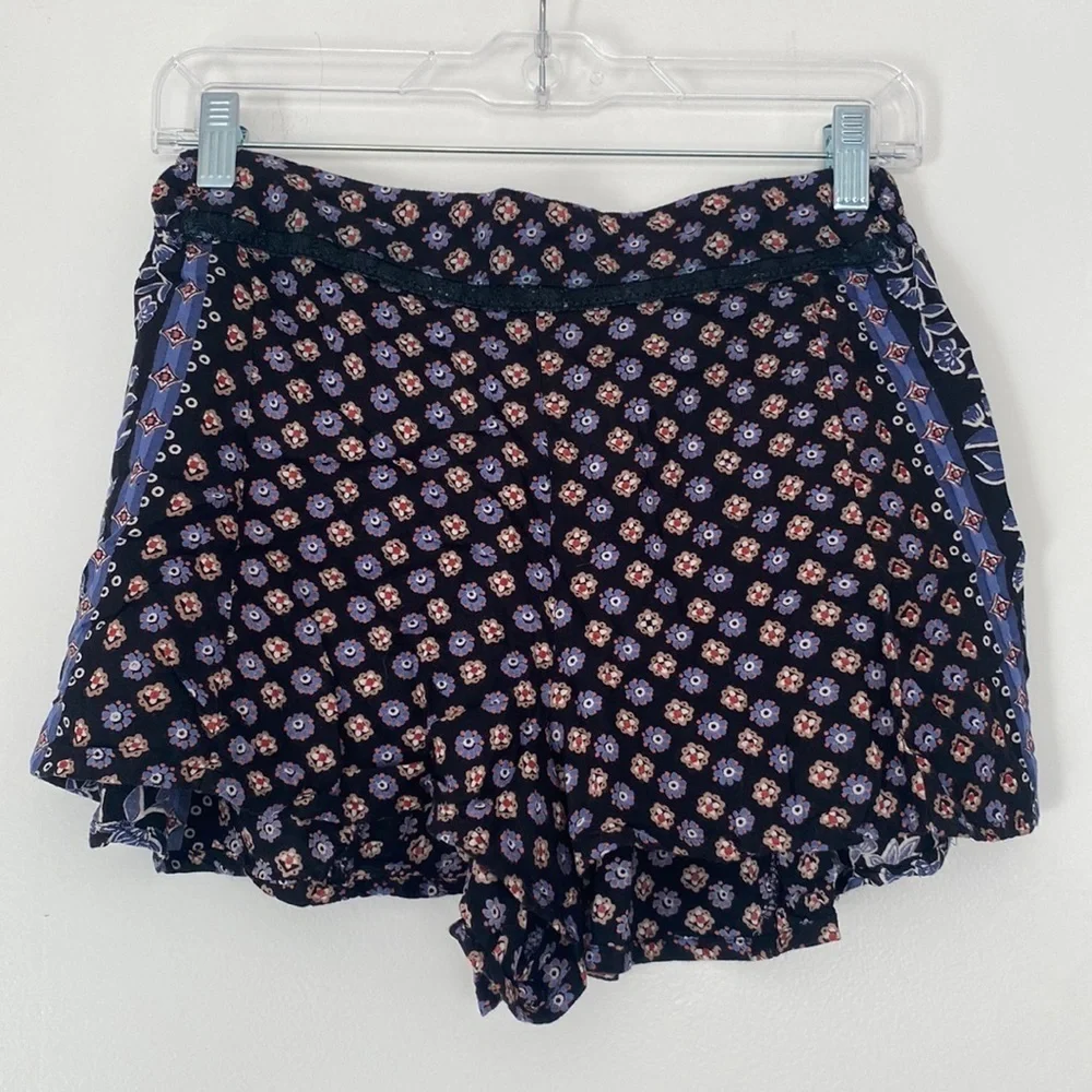 Nordstrom “Angie” Flowy black shorts with floral design size Medium